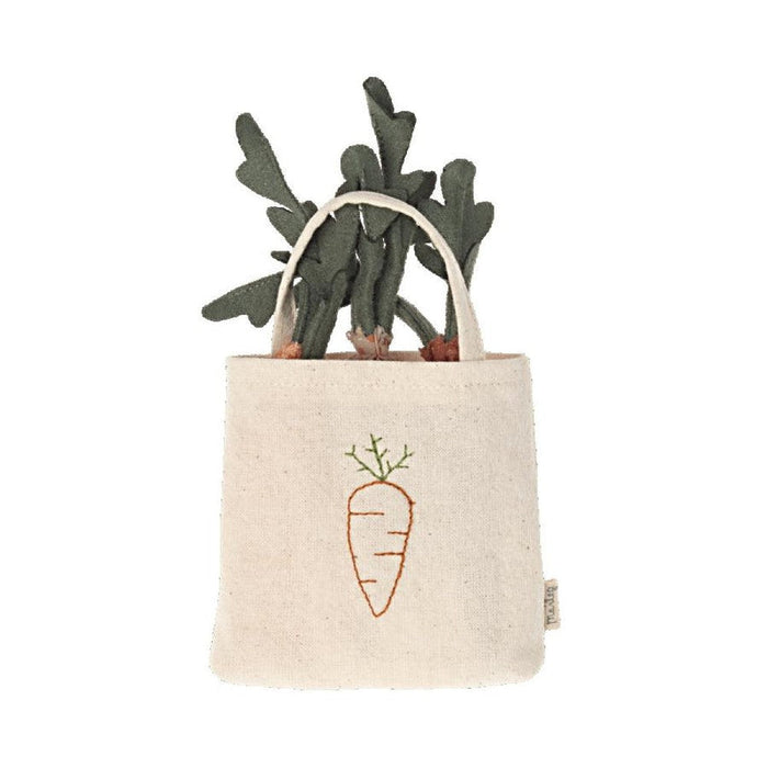 Carrots in shopping bag